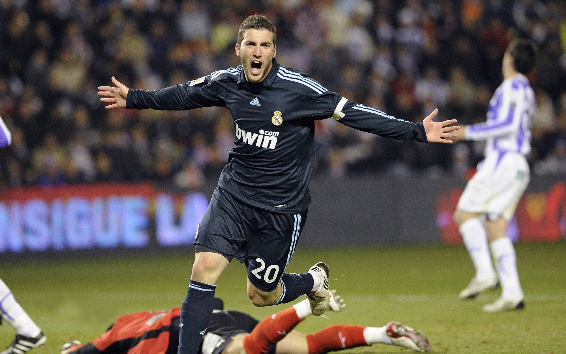 “英超豪门鏖战，争冠形势日益明朗”，英超顶级豪门